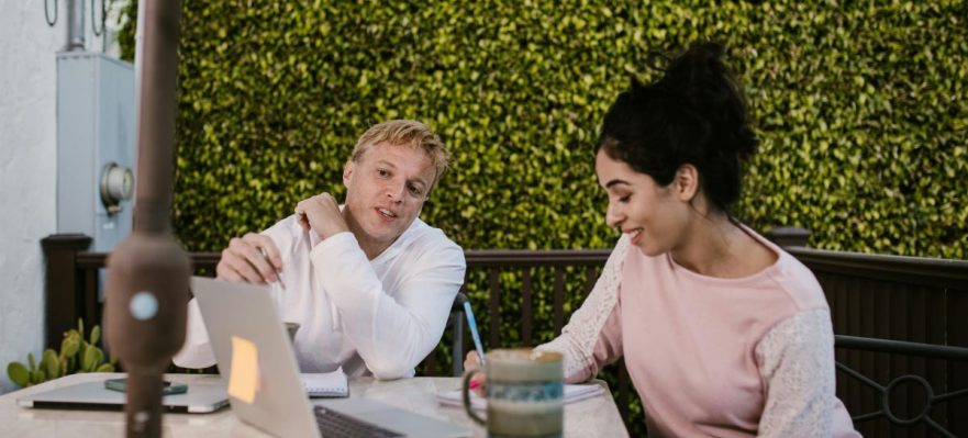 Amigos conversando acerca de como aprender inglés desde cero