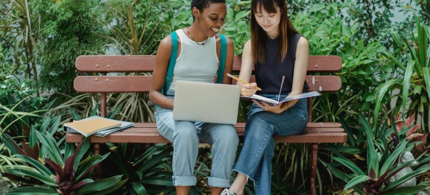 Candidatas revisando las mejores herramientas para encontrar trabajo