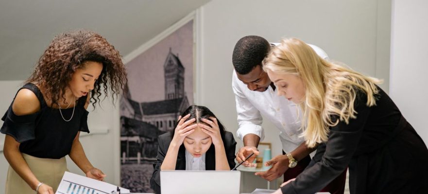 Empleada sufriendo mobbing en el trabajo