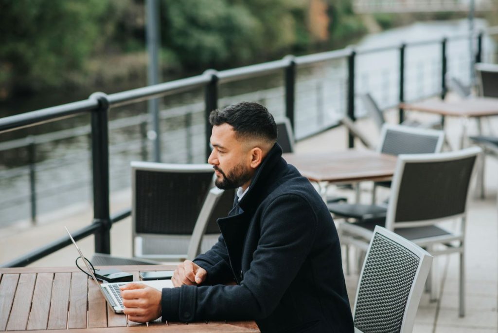 Empleado tratando de superar los pensamientos negativos en el trabajo