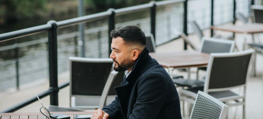 Empleado tratando de superar los pensamientos negativos en el trabajo