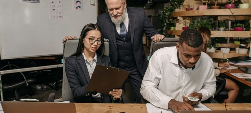 Equipo revisando los tipos de competencias laborales que necesitan