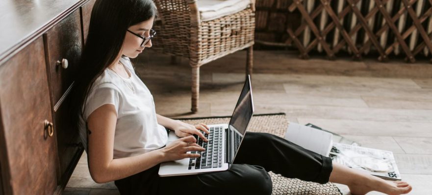 Estudiante investigando como presentar una autocandidatura