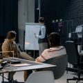 Profesionales realizando un bootcamp para conseguir trabajo en el sector IT