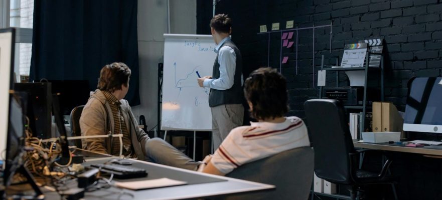 Profesionales realizando un bootcamp para conseguir trabajo en el sector IT