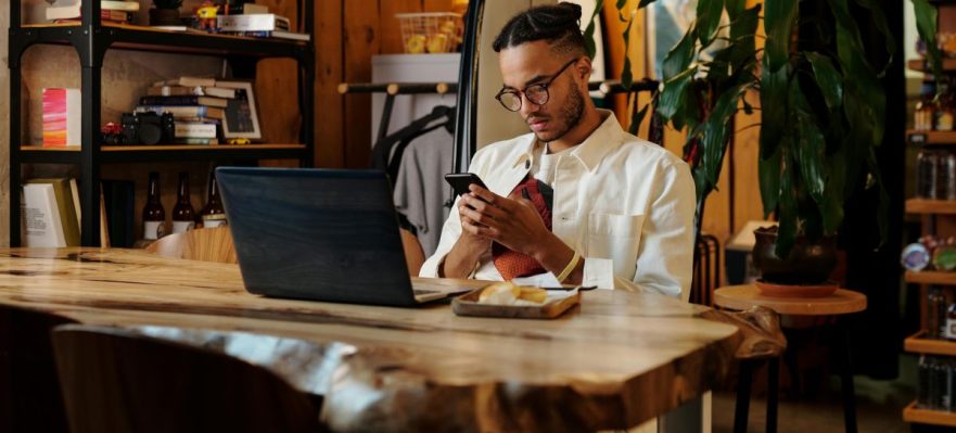 Trabajador investigando todo lo que debe saber antes de abandonar el puesto de trabajo