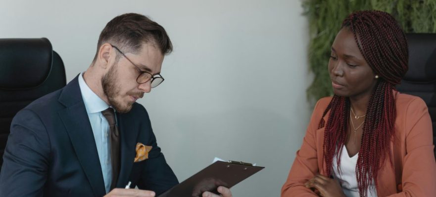 Candidata llevando a cabo su primera entrevista de trabajo