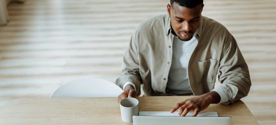 Candidato buscando información acerca de cómo encontrar trabajo en la UE