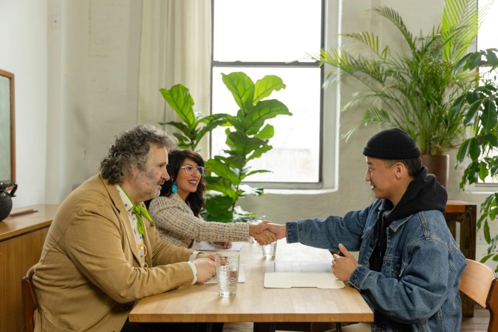 Candidato reuniéndose tras averiguar cómo preparar una entrevista de trabajo