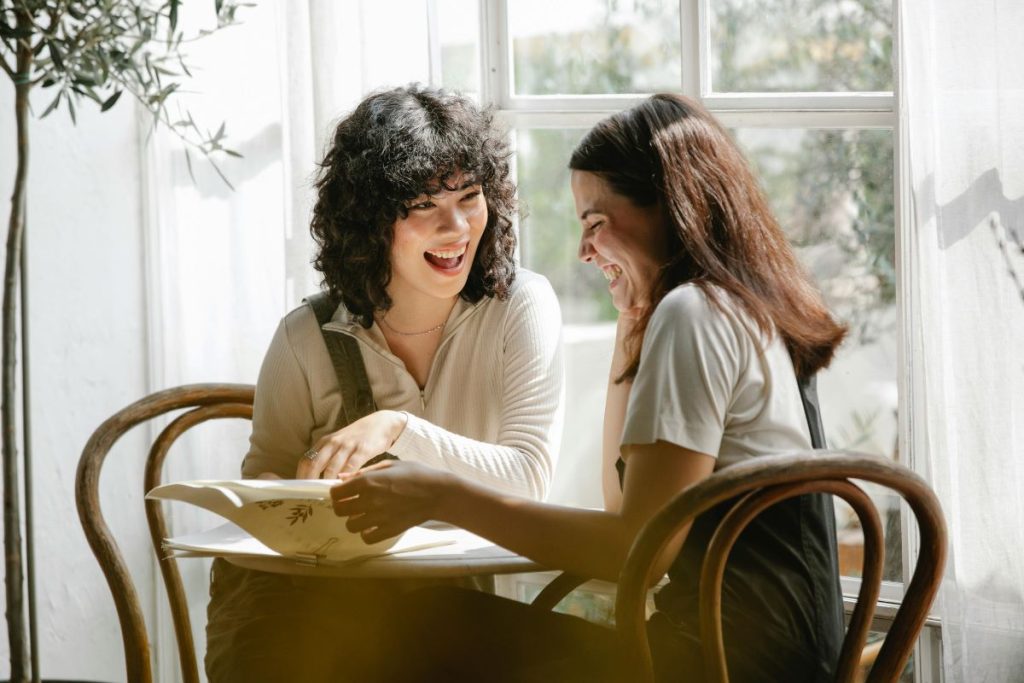 Compañeras de trabajo conversando acerca de la importancia de la inteligencia emocional