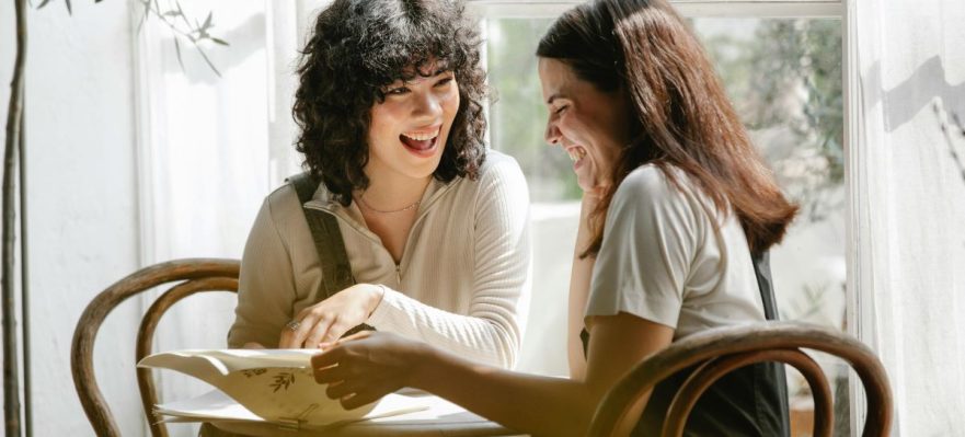 Compañeras de trabajo conversando acerca de la importancia de la inteligencia emocional