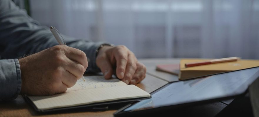 Desempleado revisando los cambios en el subsidio por desempleo