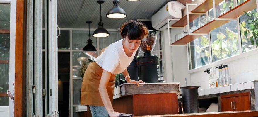 Empleada realizando horas extra en España