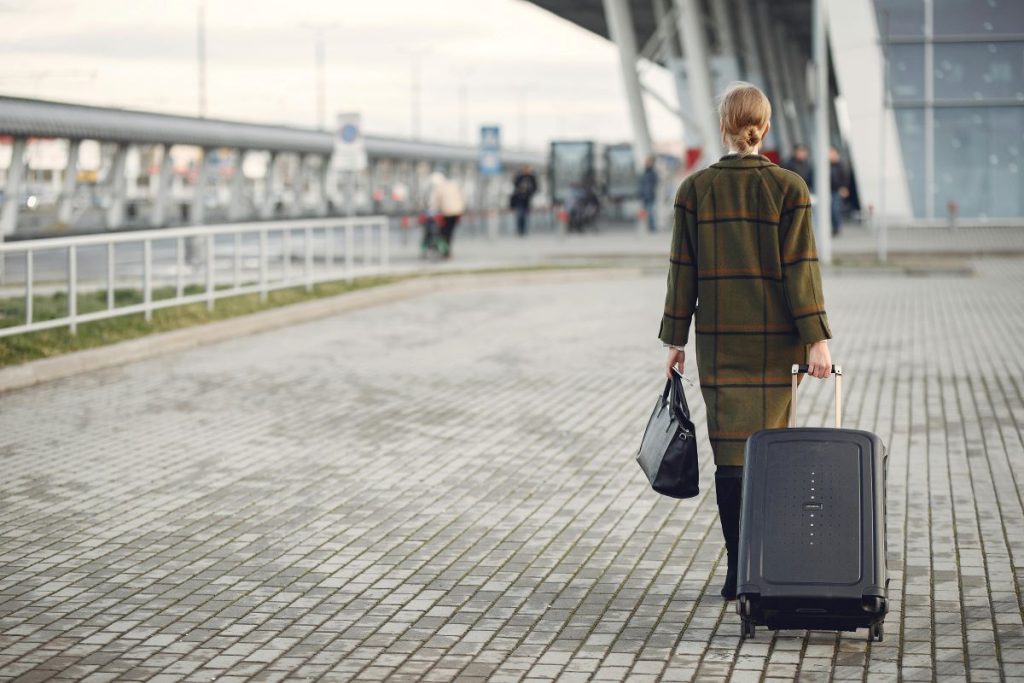 Empleada viajando para trabajar y vivir en Japón