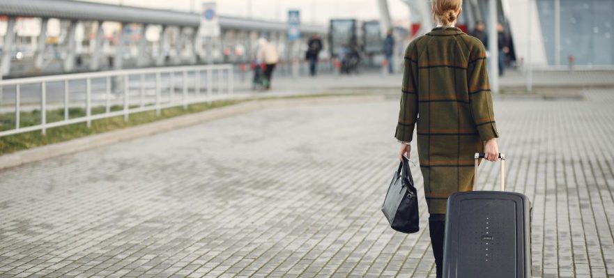 Empleada viajando para trabajar y vivir en Japón