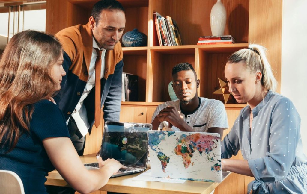 Emprendedores revisando cuáles son los mejores métodos de gestión de proyectos para startups