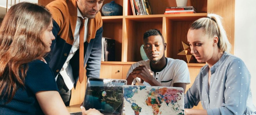 Emprendedores revisando cuáles son los mejores métodos de gestión de proyectos para startups