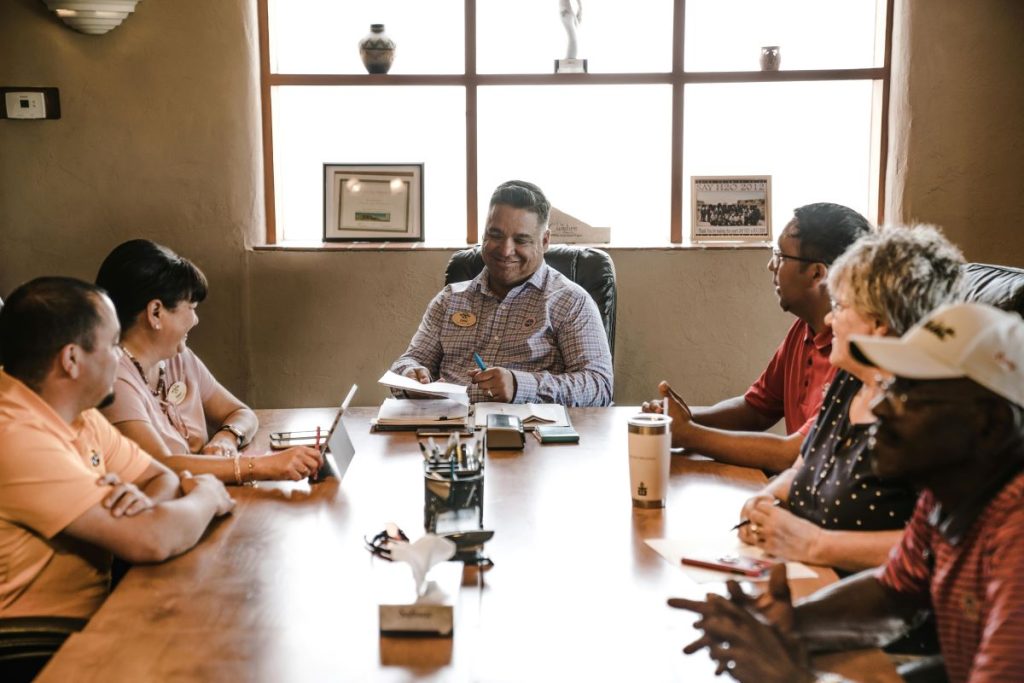 Equipo debatiendo las medidas de igualdad y diversidad en España