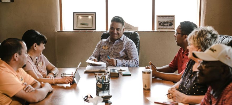 Equipo debatiendo las medidas de igualdad y diversidad en España