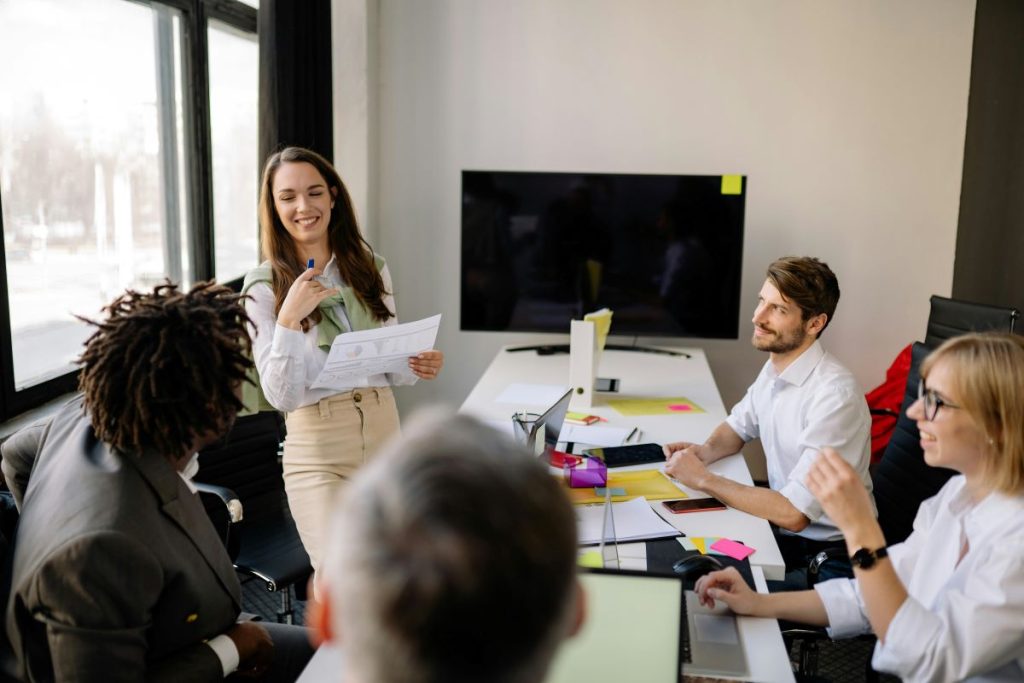 Equipo debatiendo si optar por el cronotrabajo en su empresa