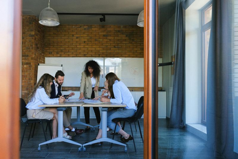 Equipo planteando estrategias para valorar la importancia de la inteligencia emocional