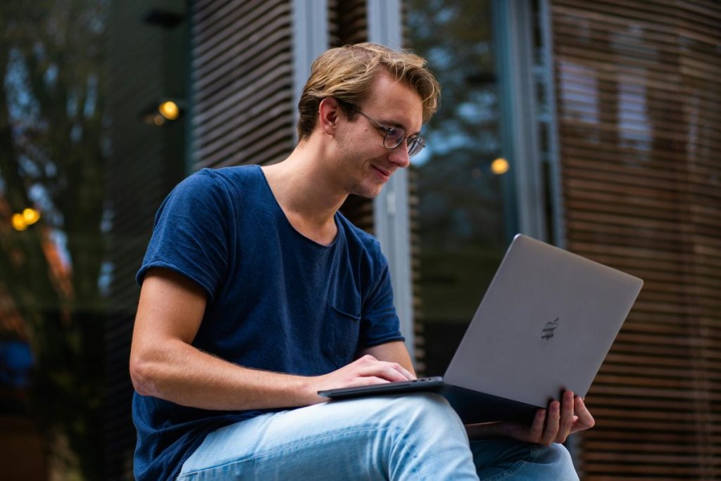 Estudiante revisando los cursos online gratuitos disponibles en su campo