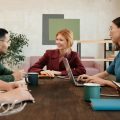 Jóvenes realizando prácticas extracurriculares en la empresa