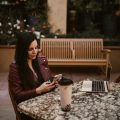 Mujer buscando cómo enfocar tus redes sociales para la búsqueda de empleo