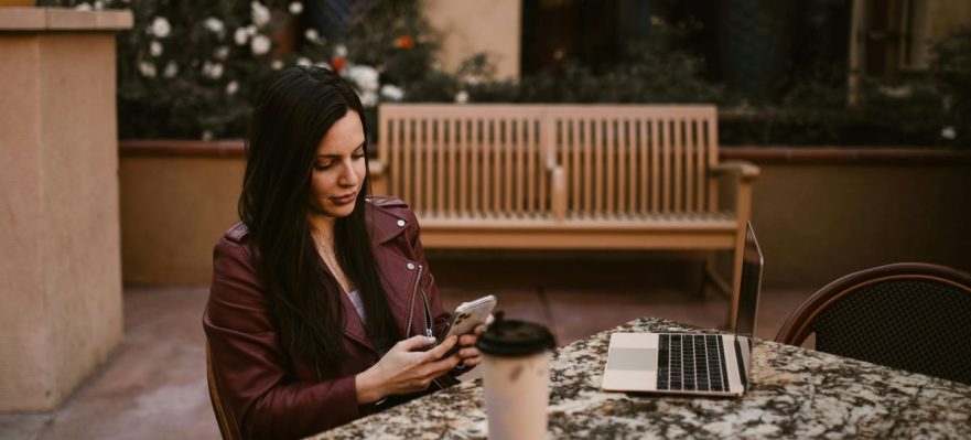 Mujer buscando cómo enfocar tus redes sociales para la búsqueda de empleo