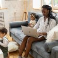 Mujer buscando técnicas para mantener entretenidos a los niños mientras teletrabajas