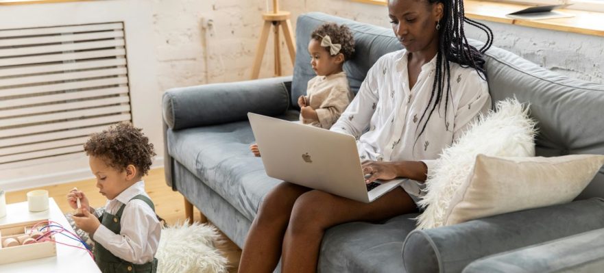 Mujer buscando técnicas para mantener entretenidos a los niños mientras teletrabajas