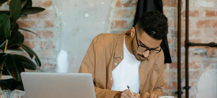 Persona revisando las plazas de empleo público ofertadas en 2024