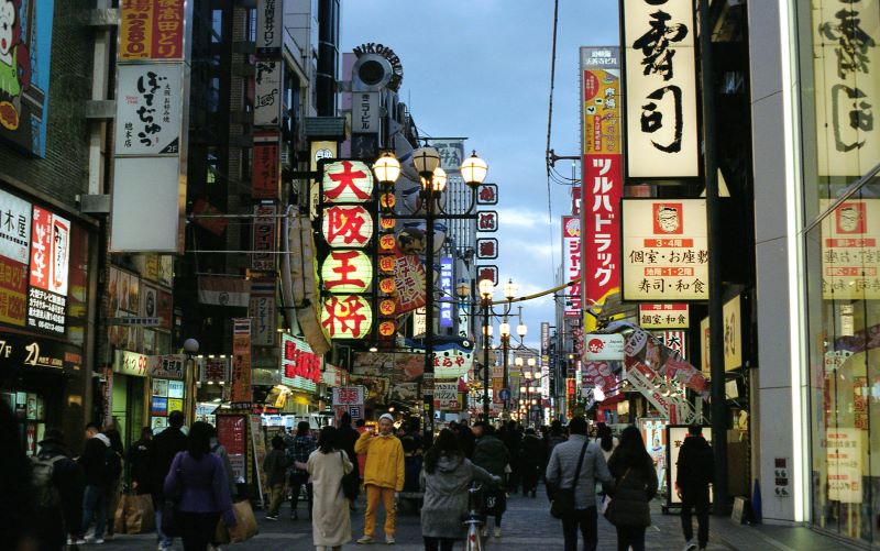 Personas disfrutando de la experiencia de trabajar y vivir en Japón