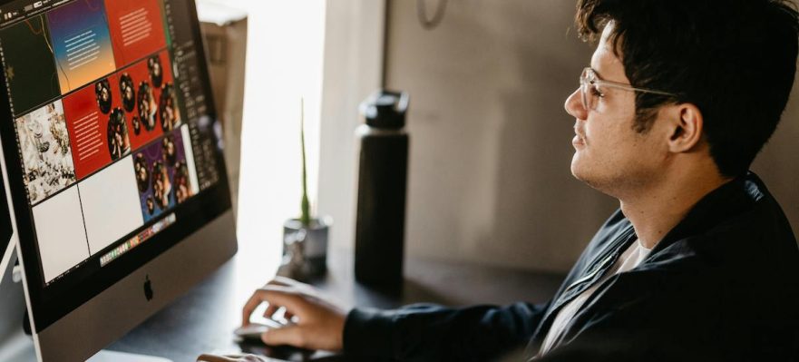 Profesional informándose acerca de cómo emprender si eres artista