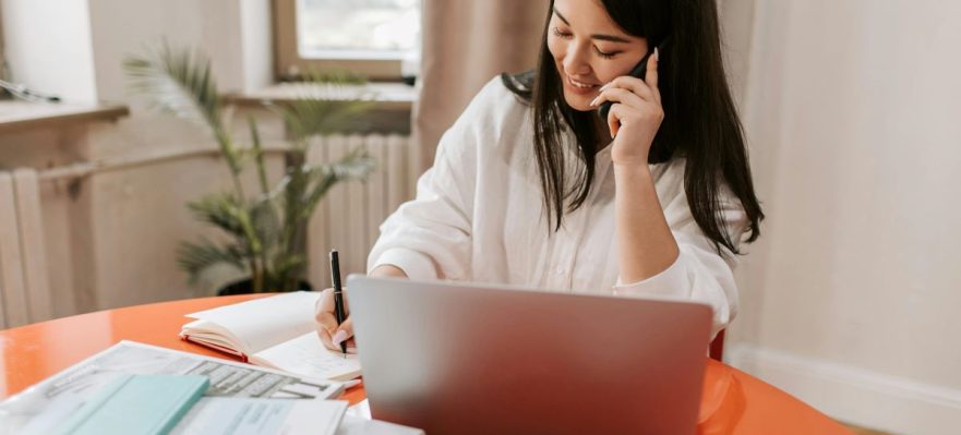 Profesional reuniendo información para replantear su carrera profesional