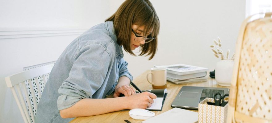 Trabajadora calculando la subida de salario respecto a los gastos de inflación