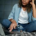 Trabajadora revisando qué pasa si el dueño de la empresa se jubila o fallece