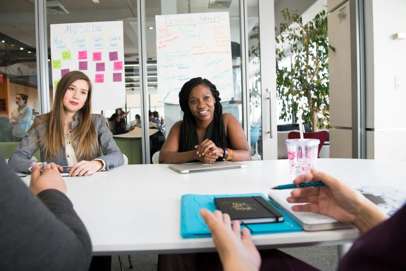 Trabajadoras hablando acerca de la igualdad y diversidad en España