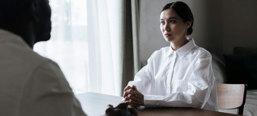 Candidata dudando acerca de qué preguntar en las entrevistas