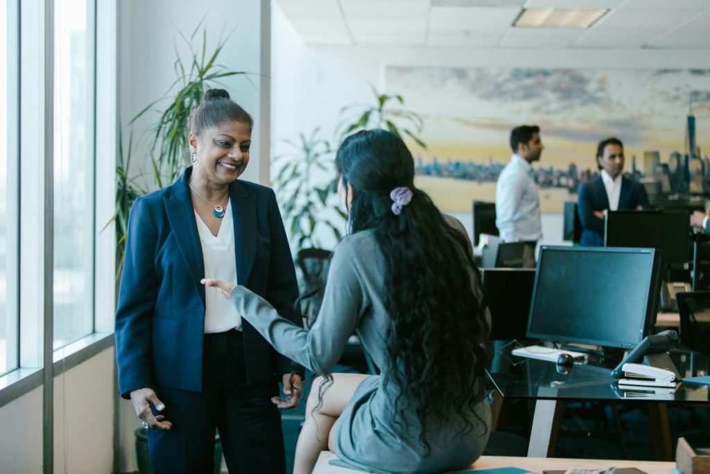 Empleada aprendiendo cómo comunicarte con tu jefe