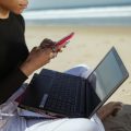 Empleada buscando consejos para adaptarse a la vuelta al trabajo