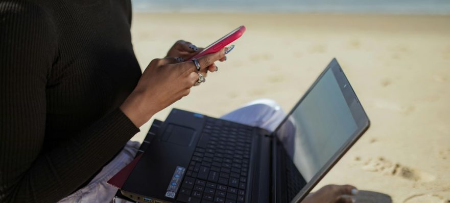 Empleada buscando consejos para adaptarse a la vuelta al trabajo