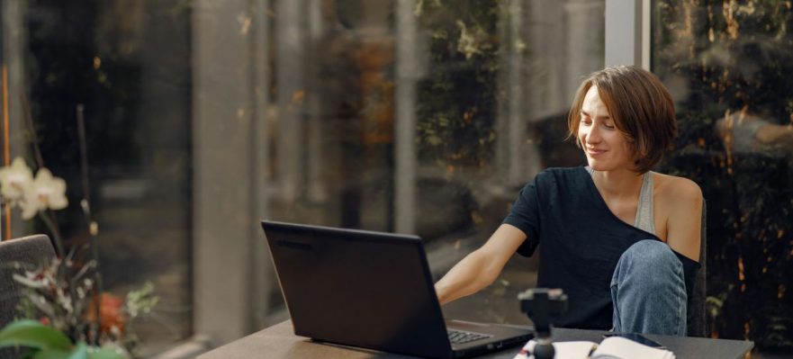 Empleada-disfrutando-de-vacaciones-ilimitadas-en-el-trabajo