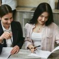 Empleada pidiendo consejo a su superior sobre cómo triunfar en tu primer empleo