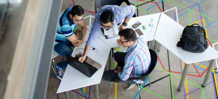 Equipo consultando cómo usar el networking para aumentar tus contactos