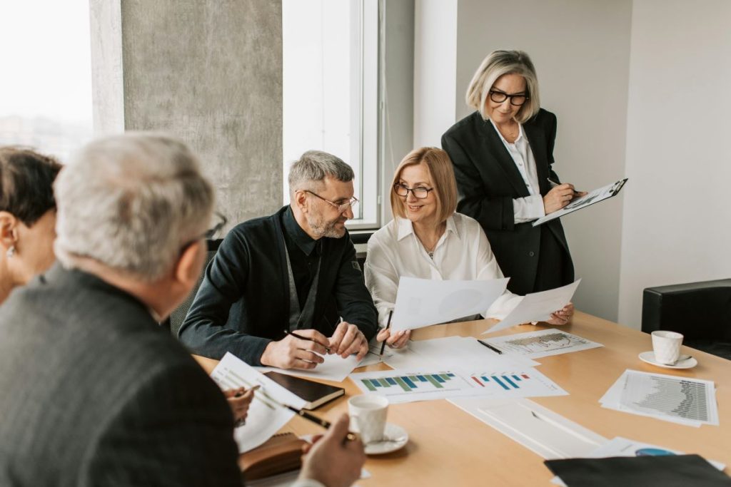 Equipo de trabajadores conversando acerca del edadismo laboral