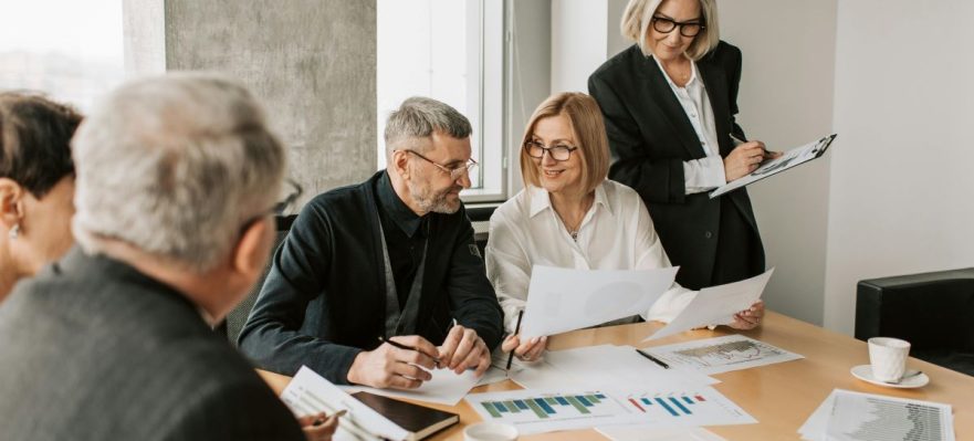 Equipo de trabajadores conversando acerca del edadismo laboral