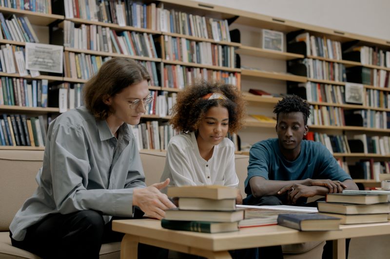 Estudiantes conversando acerca de cuál es el idioma más útil para conseguir empleo