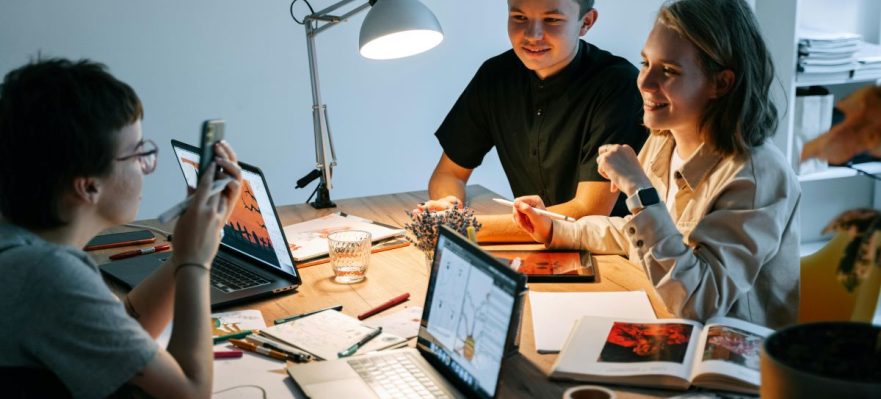 Jóvenes hablando acerca de las empresas de nueva creación en España