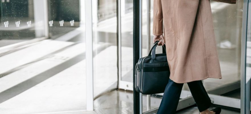 Mujer-llegando-a-su-puesto-de-trabajo-tras-revisar-el-numero-de-trabajadores-ocupados-en-la-ultima-EPA